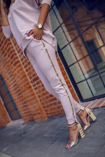 Hose mit glänzenden Bastet Streifen in Puder-Rosa Kombinationen / Sets Abeli Exclusive Fashion