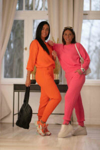 Hochwertiges Zweiteiler-Set aus weichem Garn in Pink-Koralle von Bastet Fashion Hoodies | Shirts | Tunika Abeli Exclusive Fashion