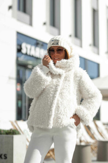 Kuschelige kurze Teddyjacke von BASTET Fashion in Weiß Jacken | Mäntel | Westen Abeli Exclusive Fashion