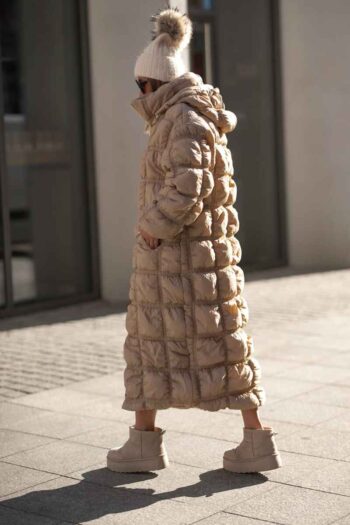 Langer Steppmantel Beige mit hohem Kragen | BASTET Fashion Jacken | Mäntel | Westen Abeli Exclusive Fashion Langer Steppmantel Beige mit hohem Kragen | BASTET Fashion Jacken | Mäntel | Westen Abeli Exclusive Fashion