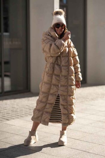 Langer Steppmantel Beige mit hohem Kragen | BASTET Fashion Jacken | Mäntel | Westen Abeli Exclusive Fashion Langer Steppmantel Beige mit hohem Kragen | BASTET Fashion Jacken | Mäntel | Westen Abeli Exclusive Fashion